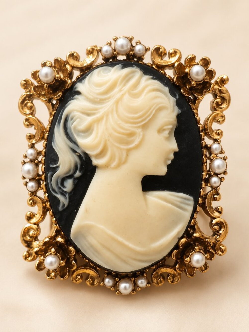💎 Elegant Black Cameo Pearl Statement Brooch 💎